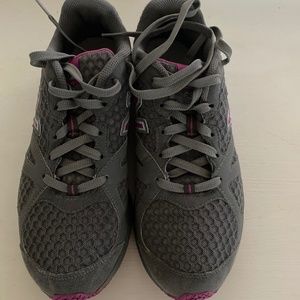 New Balance 630 womens shoes 9 B Wide